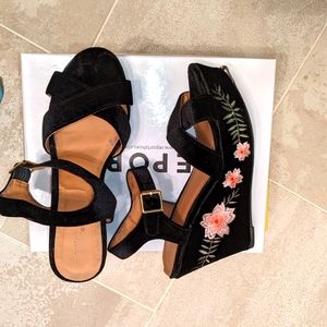 Qupid wedges size 8 black velvet with pink flowers on the side
